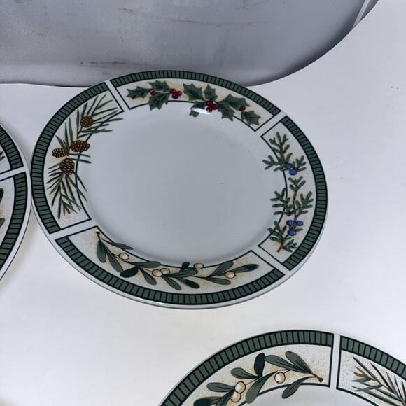 Set Of 4 Fairfield Wintergreen Dinner Plates Christmas Holiday - Picture 6 of 7